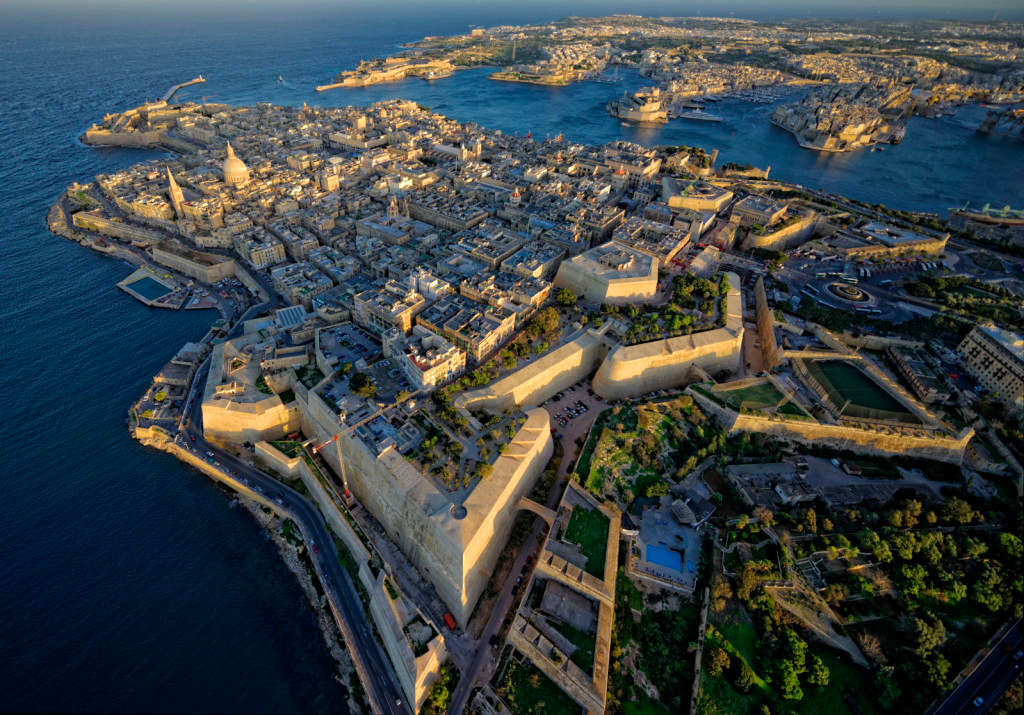 Picture 1 of 10 airports with the most beautiful landing points in the world