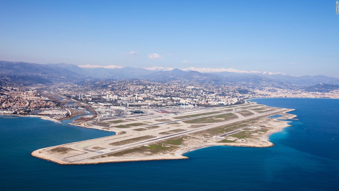 Picture 2 of 10 airports with the most beautiful landing points in the world