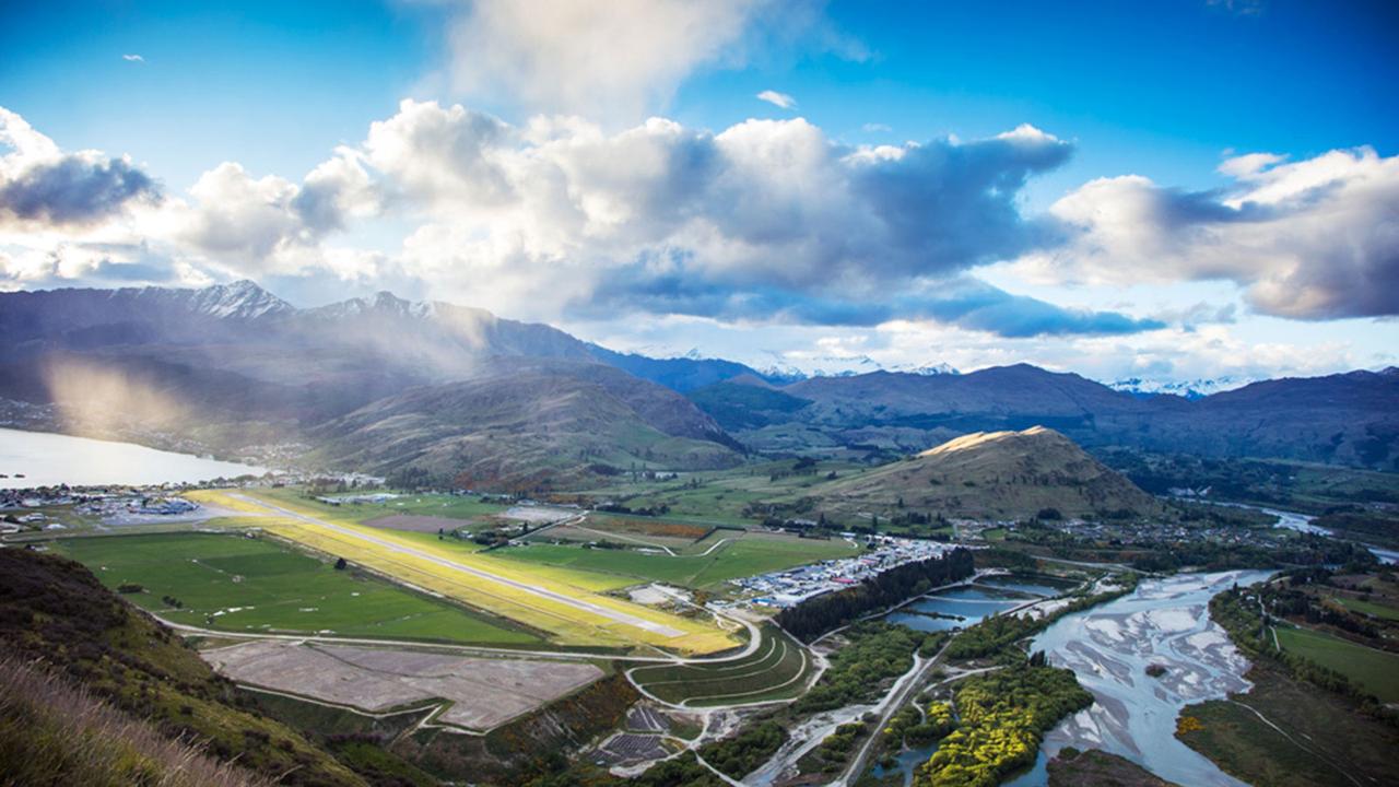 Picture 3 of 10 airports with the most beautiful landing points in the world