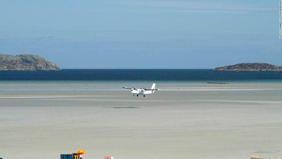 Picture 4 of 10 airports with the most beautiful landing points in the world