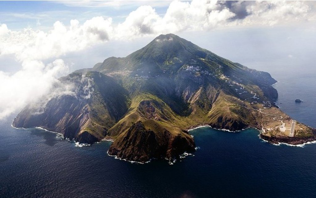 Picture 5 of 10 airports with the most beautiful landing points in the world