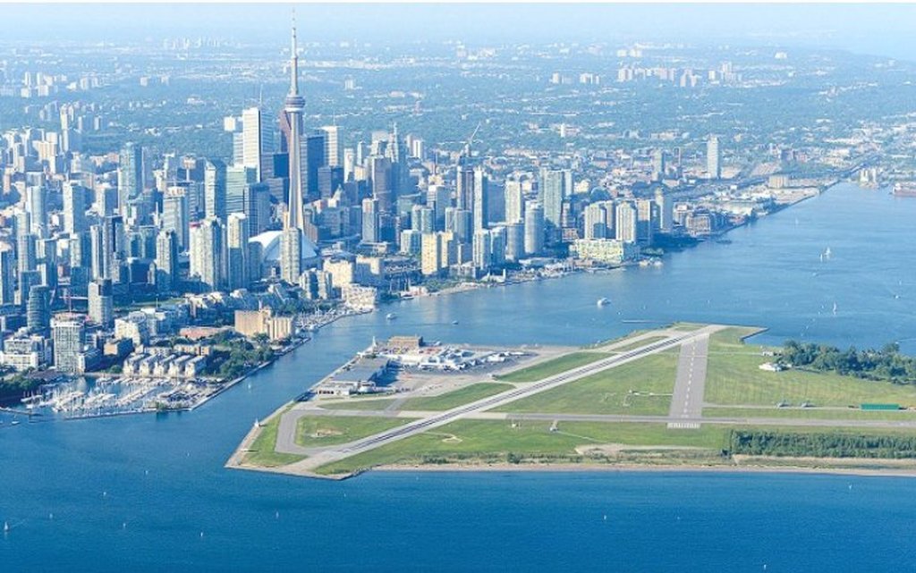 Picture 6 of 10 airports with the most beautiful landing points in the world