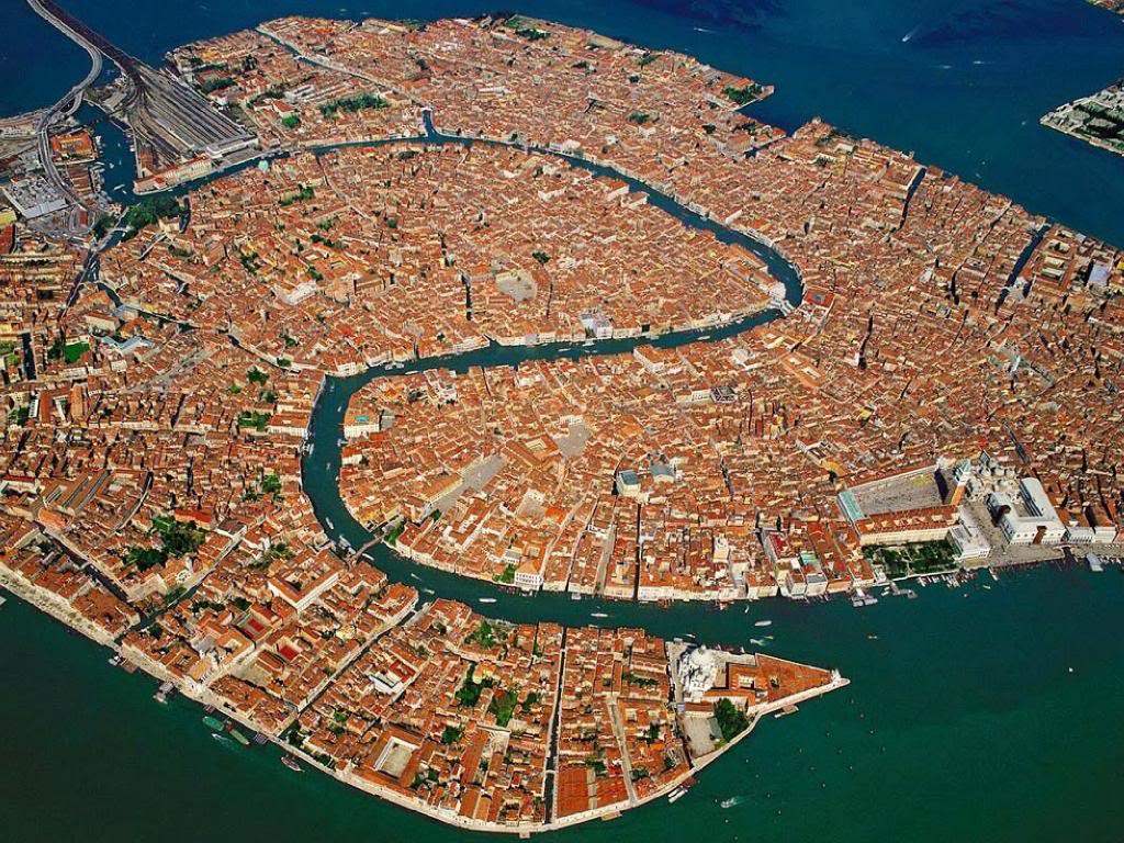 Picture 9 of 10 famous tourist cities from above