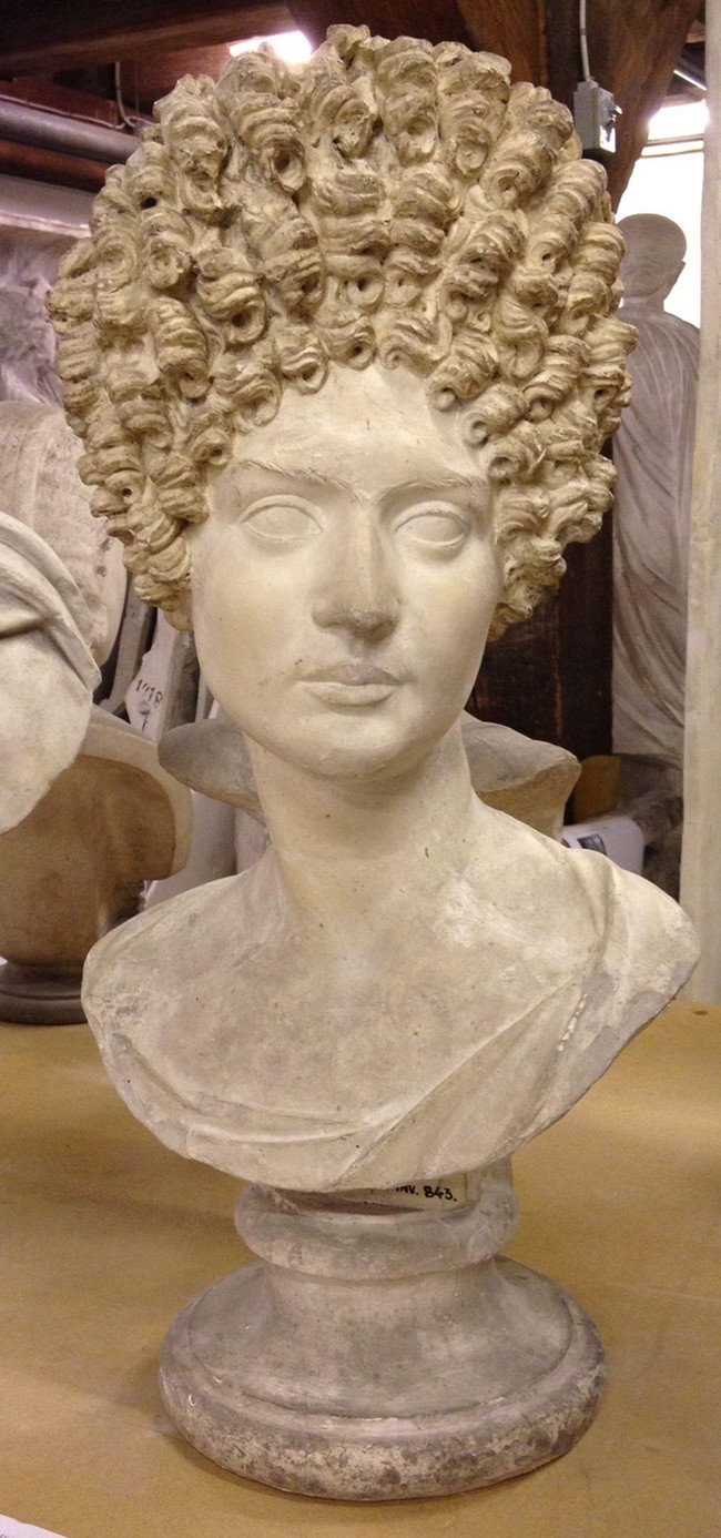 Picture 5 of 10 horror beauty trends that made women in ancient times crazy