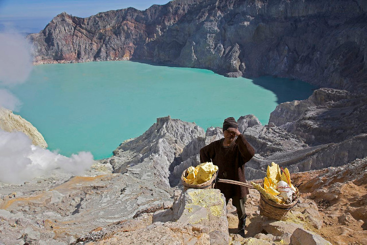 Picture 8 of 10 lakes are beautiful but can kill people