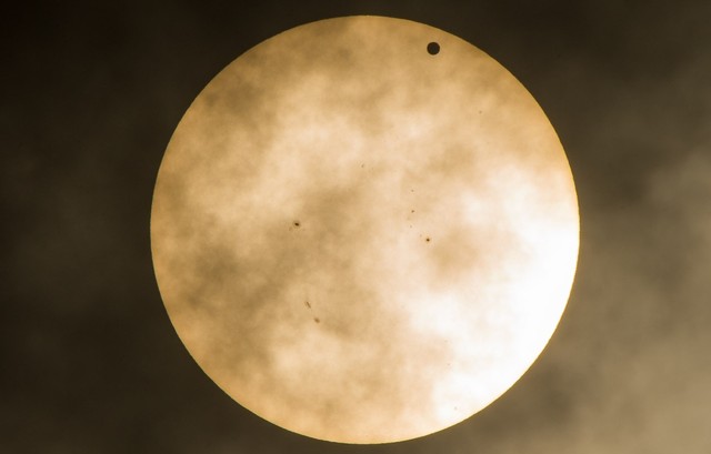 Picture 1 of 10 mysteries in the solar system that scientists still cannot explain (2)