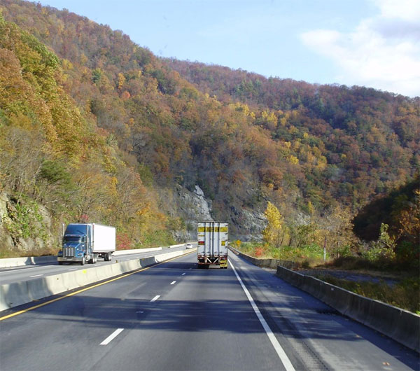 Picture 2 of 10 rules when driving a mountain road