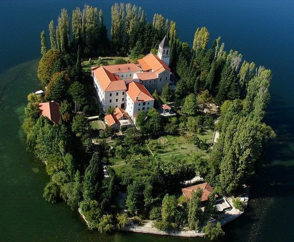 Picture 10 of 10 super small islands with people in the world