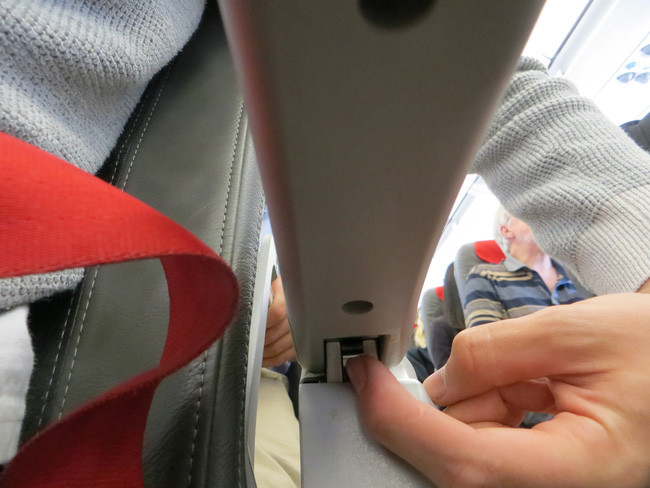 Picture 2 of 100% of plane riders will regret it because they did not know this button sooner