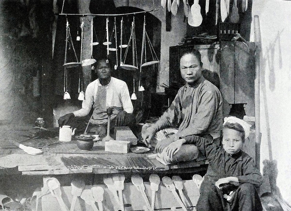 Picture 14 of 100 years ago, what Vietnamese people did for a living?