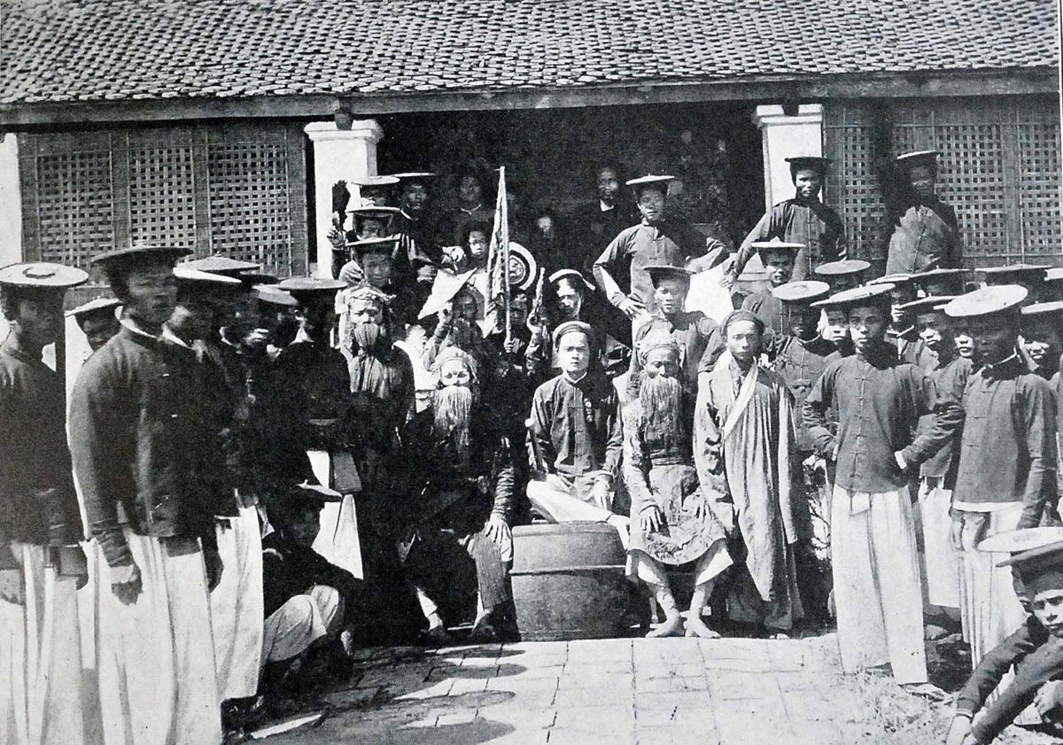 Picture 17 of 100 years ago, what Vietnamese people did for a living?