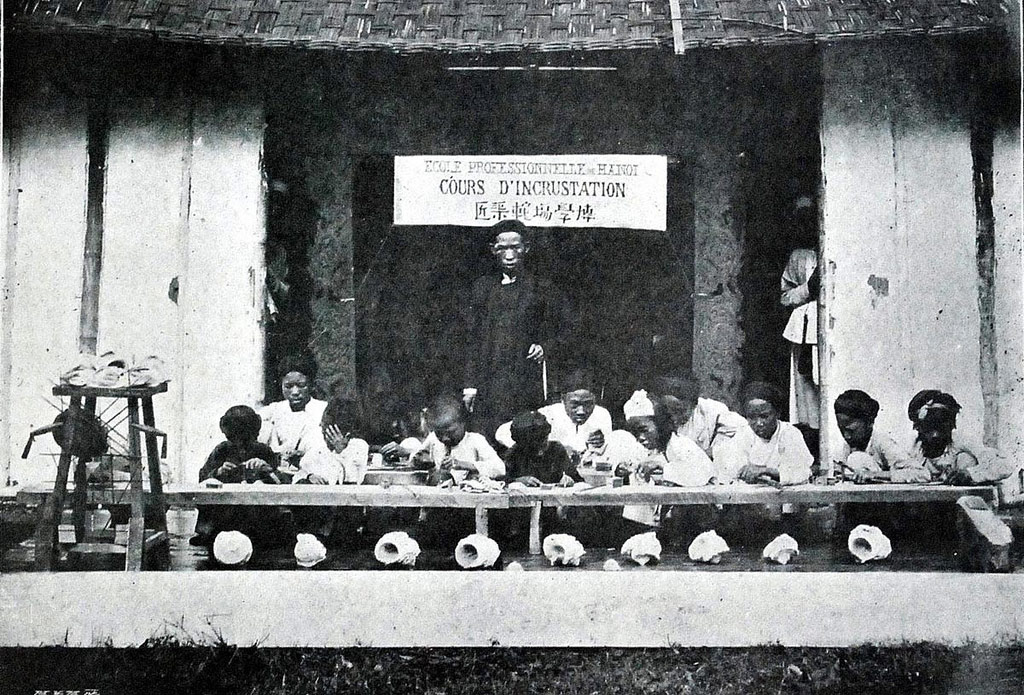 Picture 18 of 100 years ago, what Vietnamese people did for a living?