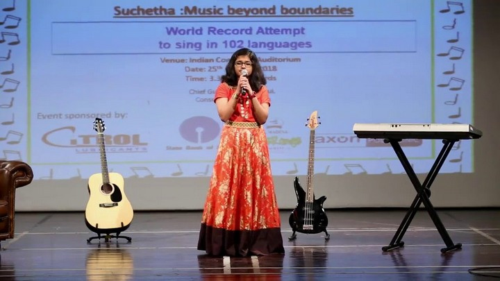 Picture 2 of 12-year-old girl set a Guinness record to sing 102 languages ​​over 6 hours, including Vietnamese
