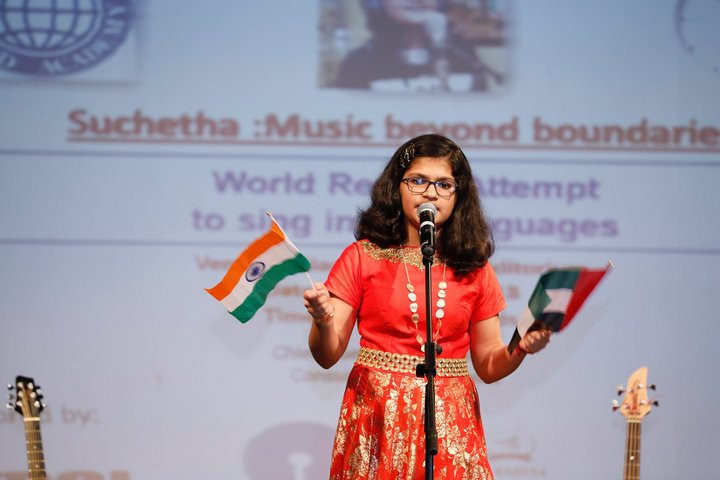 Picture 3 of 12-year-old girl set a Guinness record to sing 102 languages ​​over 6 hours, including Vietnamese