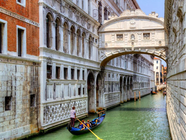 Picture 11 of 13 beautiful fairy-like bridges worth admiring around the world