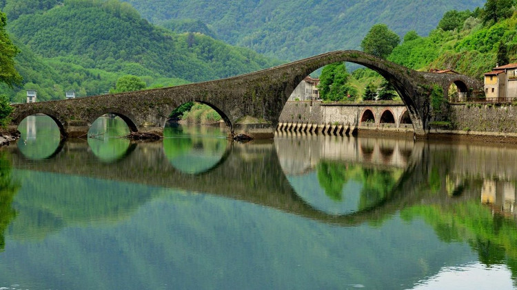 Picture 6 of 13 beautiful fairy-like bridges worth admiring around the world