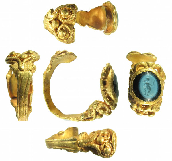 Picture 2 of 1,700-year-old gold rings engrave love figures