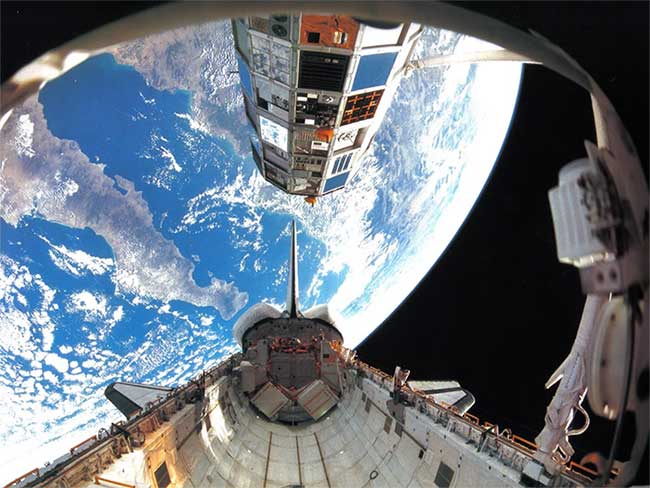 Picture 5 of 19-year-old female student uses artificial intelligence to clean up garbage in the vast universe
