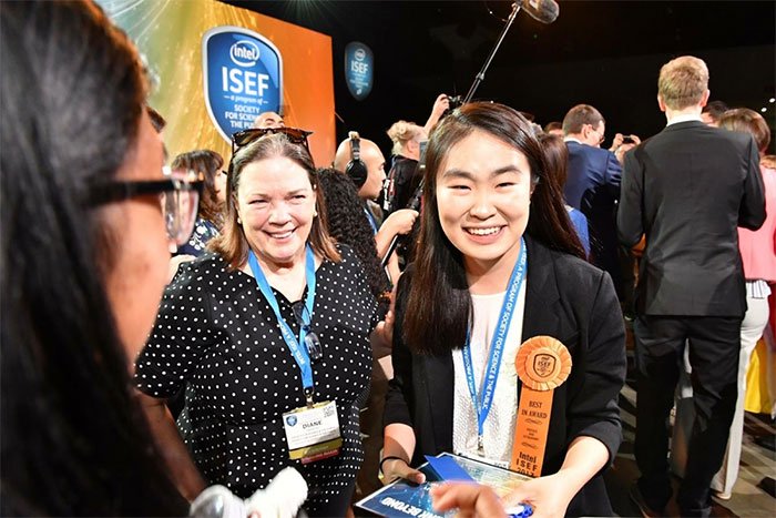 Picture 8 of 19-year-old female student uses artificial intelligence to clean up garbage in the vast universe