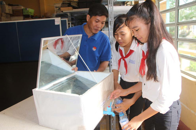 Picture 1 of 2 8-year-old girls built a salt-water-purifying device with solar energy