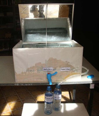 Picture 2 of 2 8-year-old girls built a salt-water-purifying device with solar energy