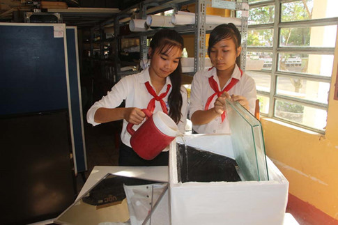 Picture 3 of 2 8-year-old girls built a salt-water-purifying device with solar energy