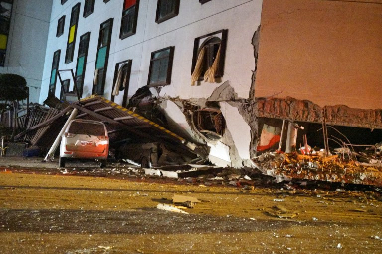 Picture 6 of 2 people died, 200 were injured after the quake shook Taiwan