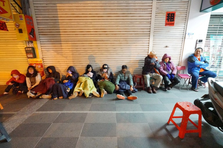 Picture 7 of 2 people died, 200 were injured after the quake shook Taiwan