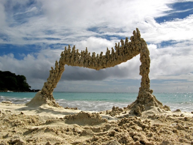 Picture 20 of 20 artworks 'say no' to gravity