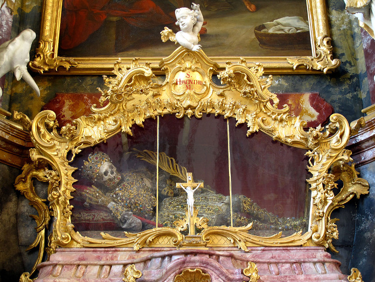 Picture 2 of 2,000-year-old remains inlaid with jewels and gold of two saints in Germany