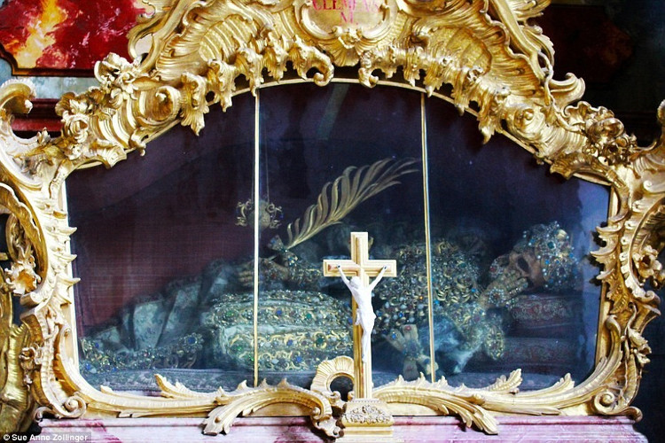 Picture 3 of 2,000-year-old remains inlaid with jewels and gold of two saints in Germany