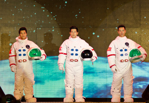 Picture 2 of 20-year-old international student took the opportunity to fly into space