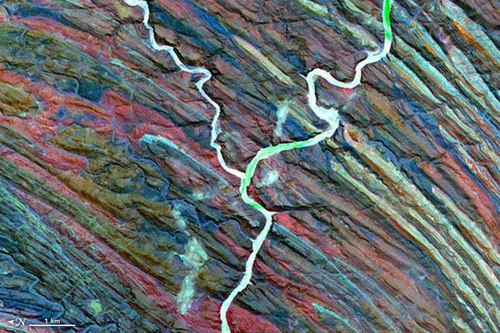 Picture 25 of 26 huge letters on the surface of the Earth
