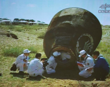 Picture 6 of 3 Chinese astronauts return to earth
