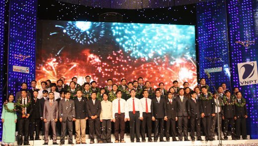 Picture 1 of 3 scientists received the highest award of Vietnam Talent 2009