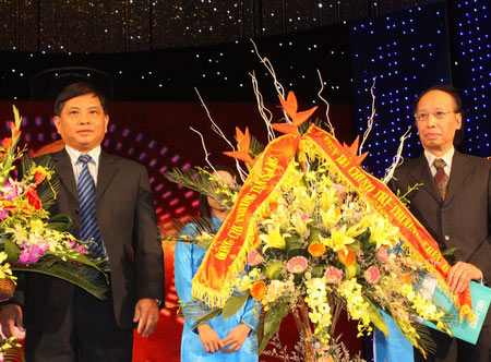 Picture 2 of 3 scientists received the highest award of Vietnam Talent 2009