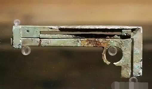 Picture 2 of 3 unique 'modern' artifacts from the world, 2 of which are questioned as 'aerial'