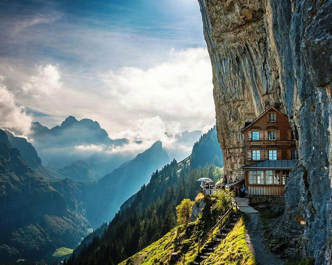 Picture 1 of 30 most impressive hotels in the world (1)