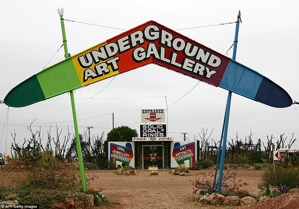 Picture 10 of 3500 people live in the underground town in Australia