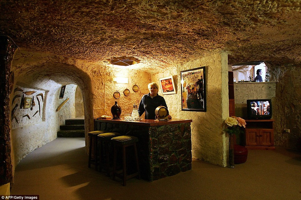 Picture 11 of 3500 people live in the underground town in Australia