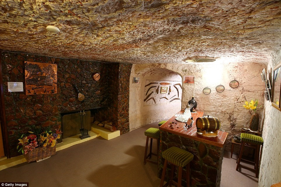 Picture 12 of 3500 people live in the underground town in Australia