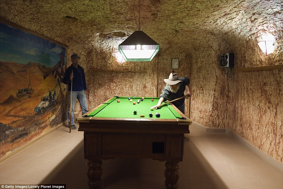 Picture 2 of 3500 people live in the underground town in Australia