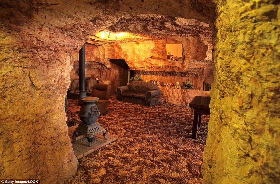 Picture 4 of 3500 people live in the underground town in Australia