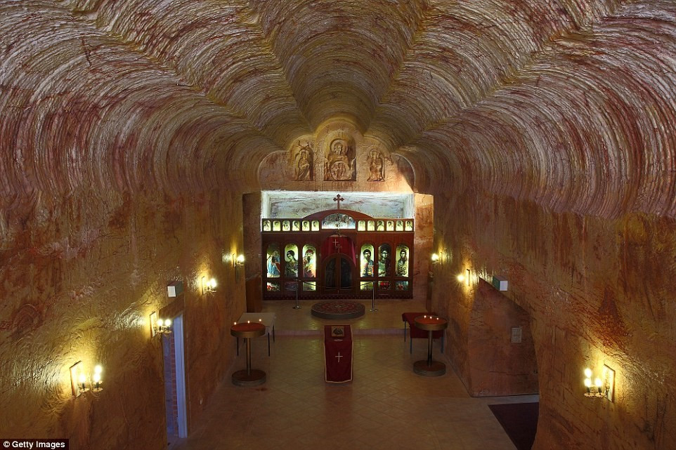 Picture 5 of 3500 people live in the underground town in Australia