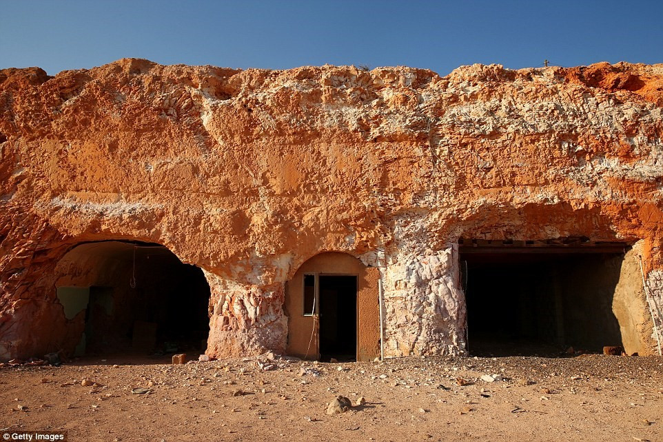 Picture 6 of 3500 people live in the underground town in Australia