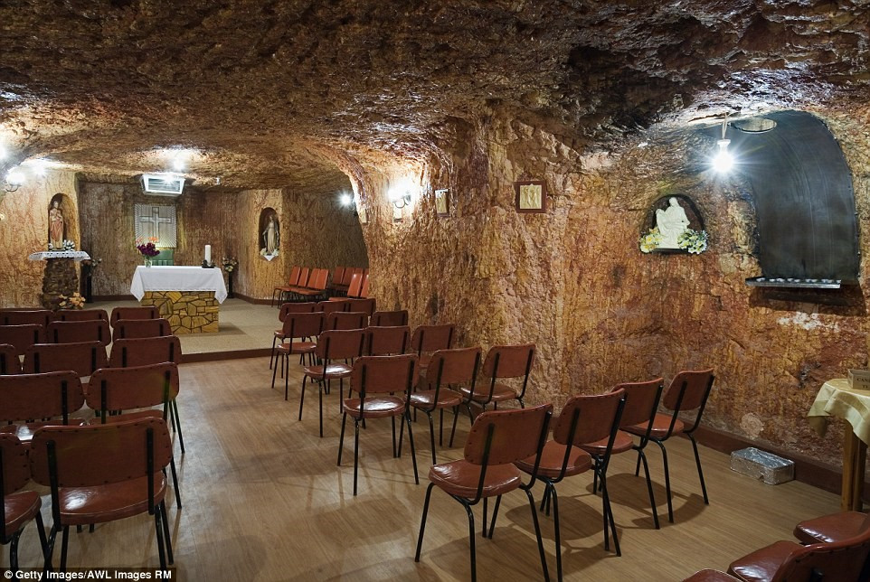 Picture 7 of 3500 people live in the underground town in Australia