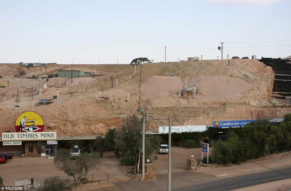 Picture 9 of 3500 people live in the underground town in Australia