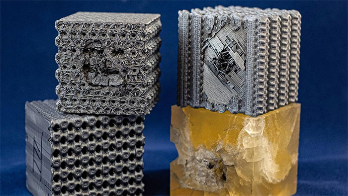 Picture 1 of 3D printing plastic in the 'tubulane' structure is extremely complex, a block of plastic resistant to bullets