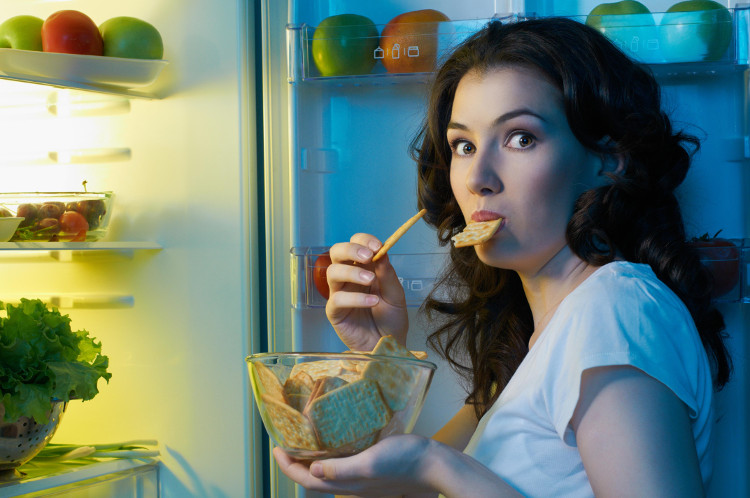Picture 1 of 4 mistakes when eating dinner cause great harm to your health, maybe you also have it