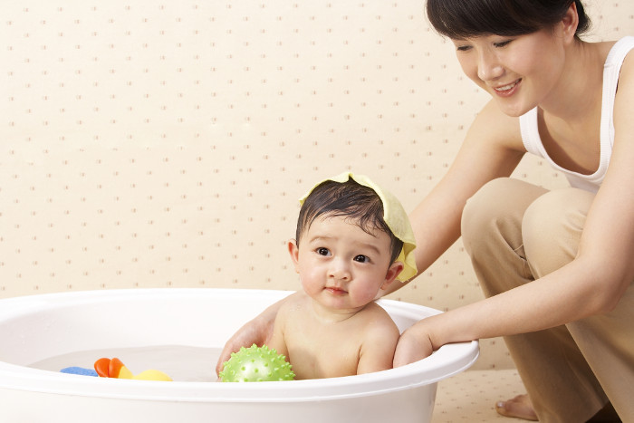 Picture 2 of 4 things to avoid when bathing children in winter
